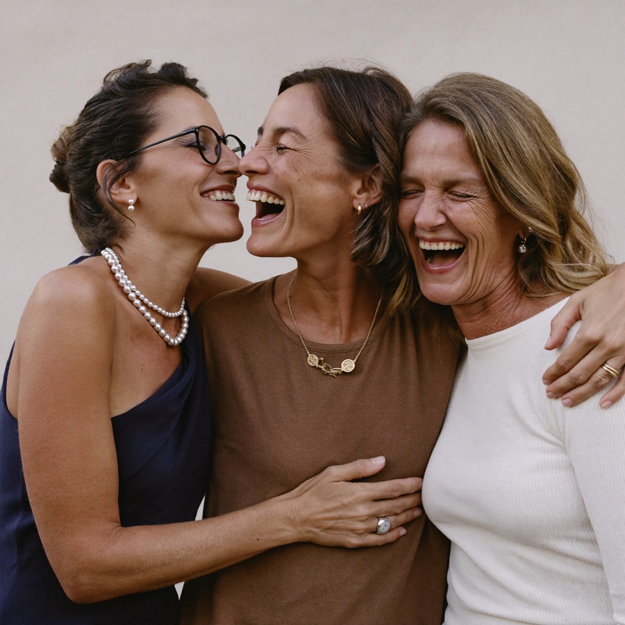 Drei Frauen lachen gemeinsam