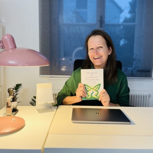 Dr. Gerhilt Kusatz mit ihrem Buch in der Ordination
