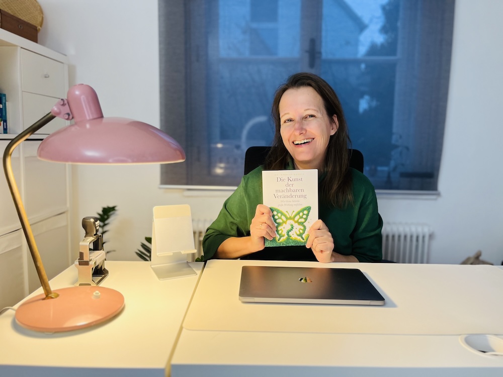 Dr. Gerhilt Kusatz mit Buch in der Ordination