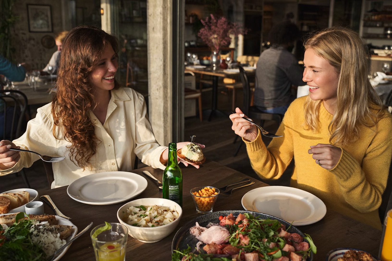 Zwei Frauen essen gemeinsam am Tisch dasselbe Gericht